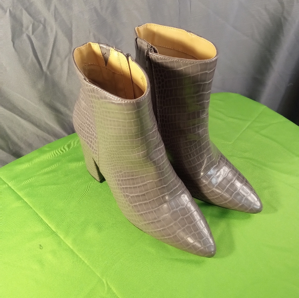 Elegant Express  Crocodile Pattern Ankle Boots - Grey